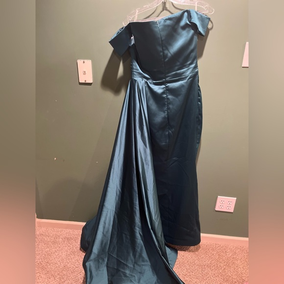 Elegant formal dress - Picture 2 of 2